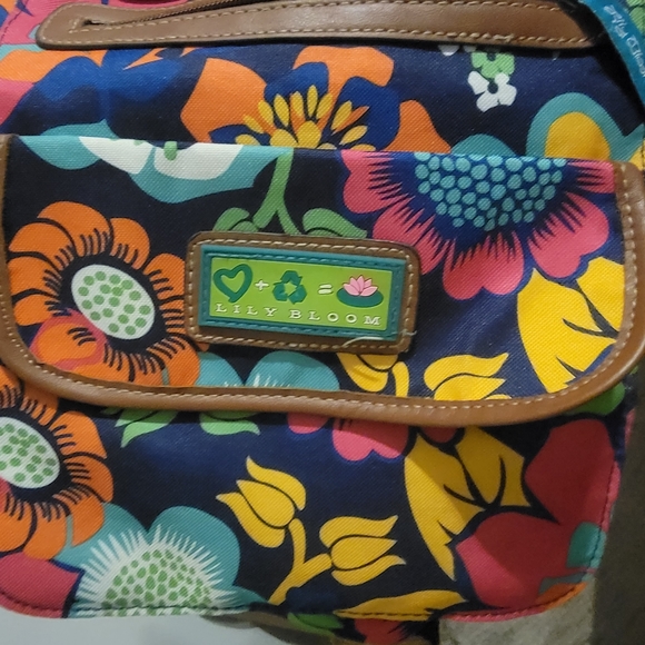Lily Bloom Floral Fiesta Cameron Crossbody Bag with built-in Padded Tablet Case. - Picture 5 of 8